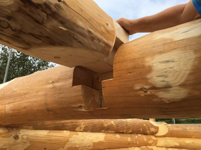 Cantiere costruzione case in tronchi di legno