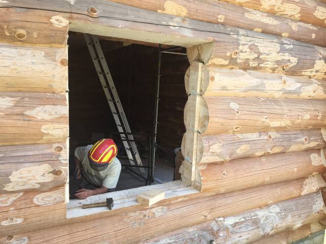 Apertura per finestre casa in tronchi di legno