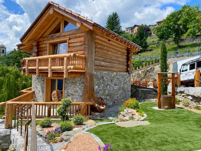 Facciata esterna casa in tronchi di legno