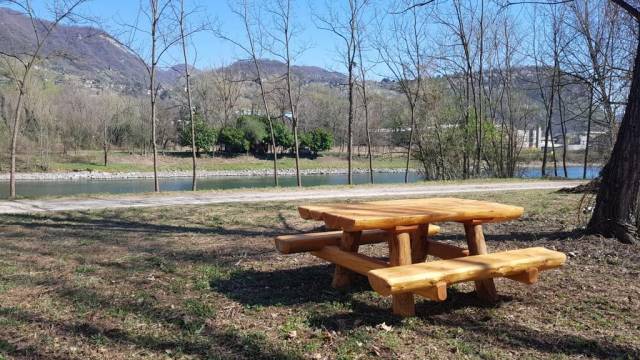 Tavolo per area picnic in tronchi