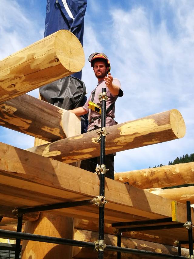 Cantiere costruzione case in tronchi di legno