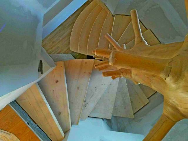 Particolare di una casa in tronchi - scala interna